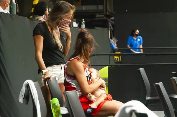 Antonella amamenta filha