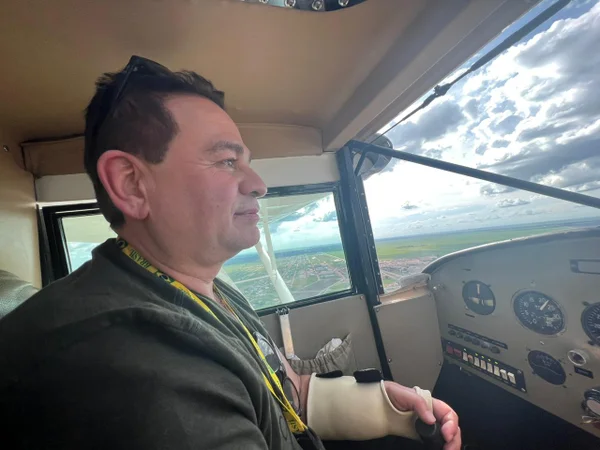 Imagem colorida do piloto Osmar em seu primeiro voo após a cirurgia - Metrópoles