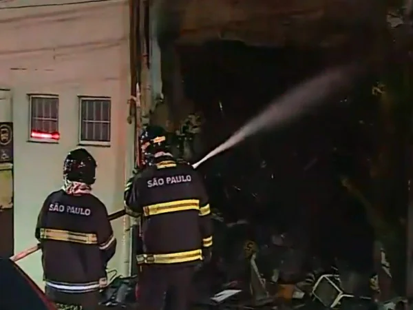 Incêndio destrói duas casas na zona sul de São Paulo