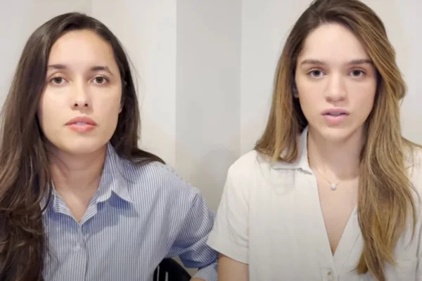 Imagem colorida de alunas em vídeo. Metrópoles
