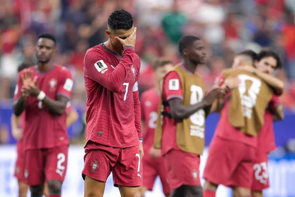 Foto colorida de Cristiano Ronaldo, com seleção portuguesa - Metrópoles