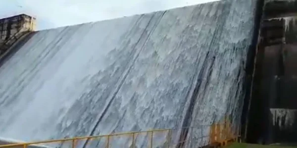 Barragem do Descoberto atinge 100% da capacidade e transborda