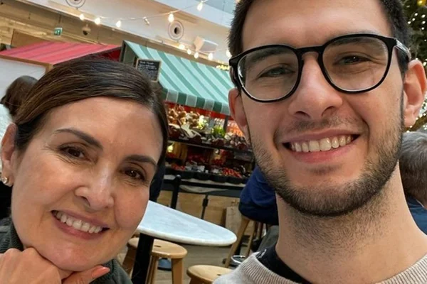 Fátima Bernardes comemora Dia do Abraço com o filho: “Saudade”