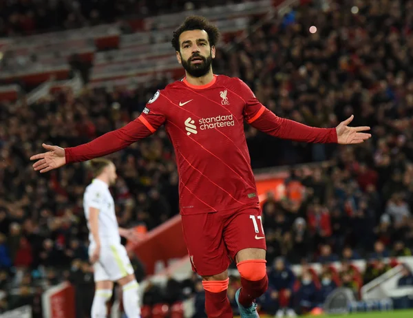 Mohamed Salah, atacante do Liverpool. Com camisa e shorts vermelhos, jogador celebra instantes após marcar gol
