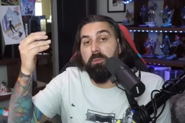 Ben Potter, mais conhecido como Comicstorian em transmissão no YouTube - Metrópoles