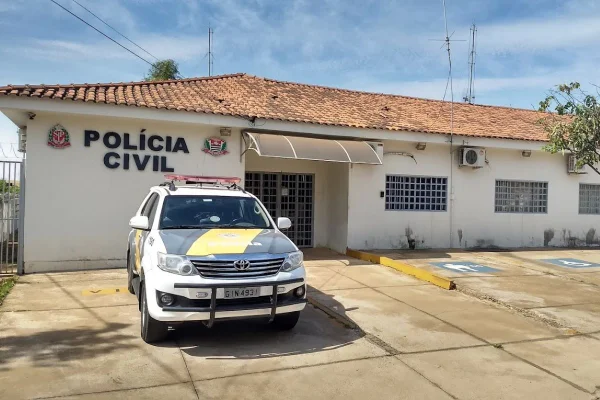Imagem colorida mostra a fachada da delegacia de Valparaíso, no interior de São Paulo, onde um homem foi preso por estuprar a neta de 8 anos da companheira - São Paulo