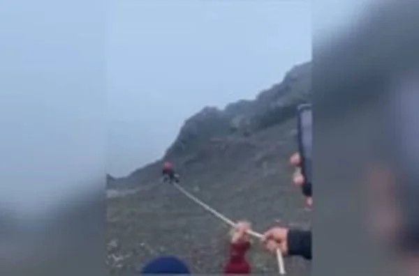 imagem colorida guia tenta resgatar juliana marins