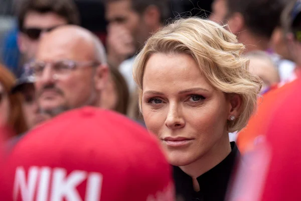 Princesa Charlene reaparece após doença e ficar meses longe dos filhos