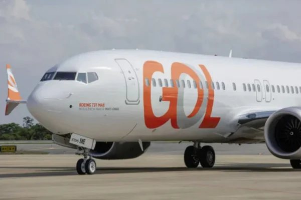 avião gol na pista de voo - Metrópoles