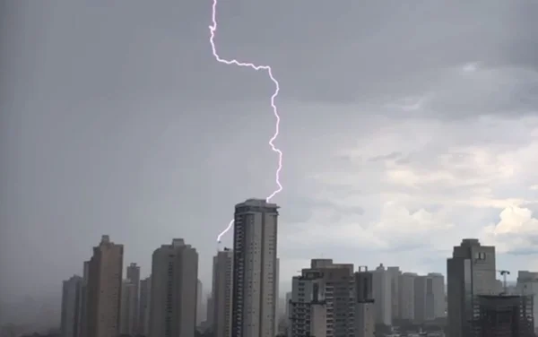 Morador flagra momento exato de queda de raio em Goiânia