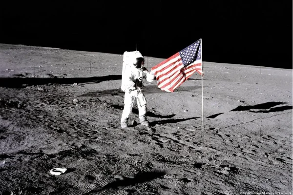 Imagem colorida do homem na Lua - Metrópoles