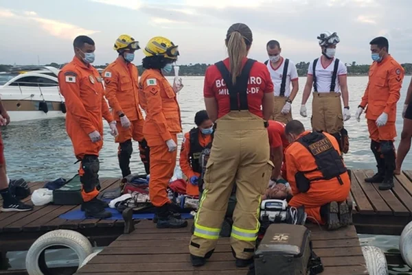 Bombeiros em deck do Lago Paranoá tentando reanimar vítima de afogamento