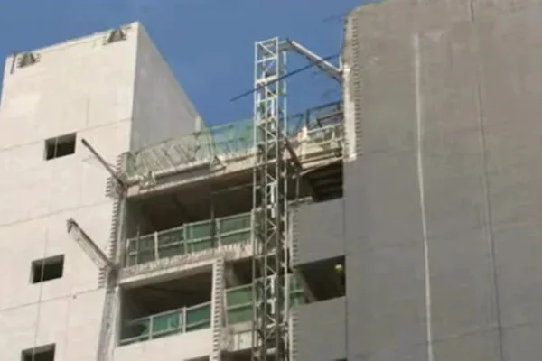 Foto colorida de obra com elevador que despencou e matou trabalhador - Metrópoles