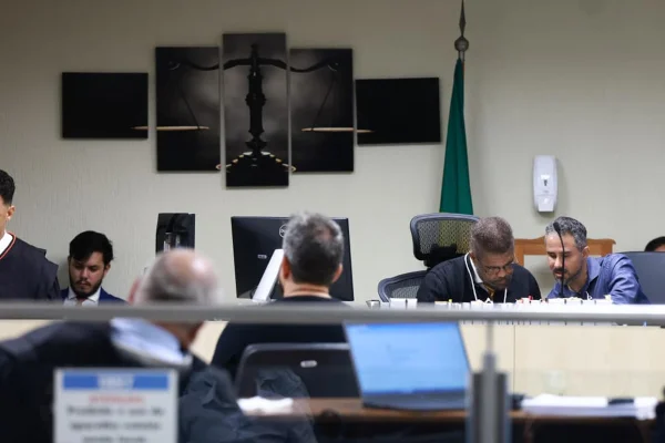 “Estar na presença deles é muito pesado”, diz irmã de vítima em julgamento de chacina no DF