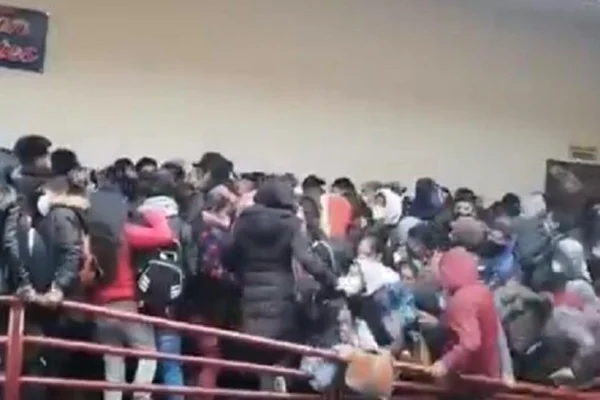 Universitários se aglomeram na Bolívia, grade se rompe e eles desabam
