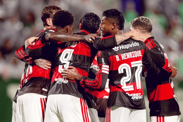 Com dois gols de Pedro, Flamengo goleia a Chapecoense no Brasileirão - destaque galeria