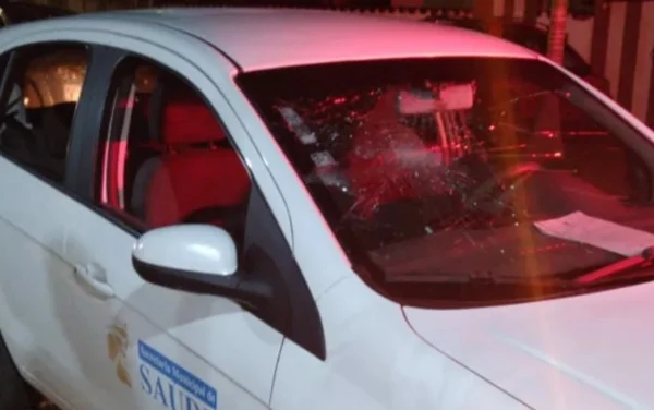 Carro danificado por casal preso por desacato em Pirenópolis