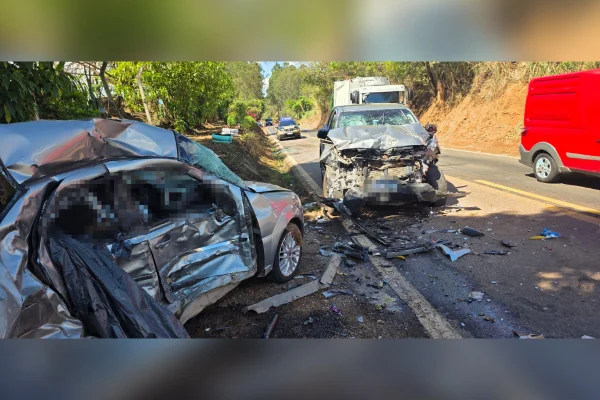 carros destruídos após acidente morte MG-010