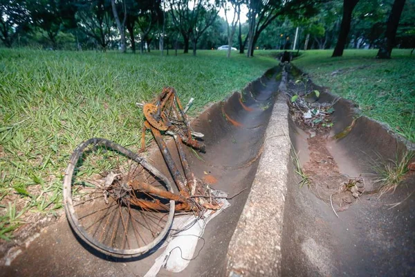 Motorista sem habilitação atropela duas pessoas e foge no DF