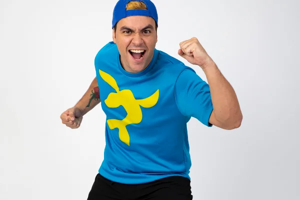 Luccas Neto posa com suas roupas tradicionais - Metrópoles