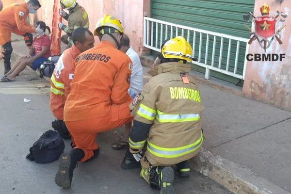 Fotografia colorida de bombeiros socorrendo pessoas