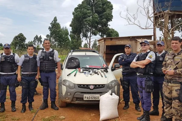 PM apreende adolescente de 17 anos com arma e caminhonete roubada
