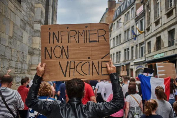 França tem atos contra comprovante de vacinação para entrar em locais fechados