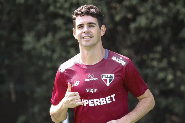 Foto colorida de Oscar em treino do São Paulo - Metrópoles