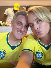 Entre os registros, aparecem cliques ao lado de Luciano Huck, de Joaquim, de 21 anos, Benício, de 18, e Eva, de 13, além de momentos descontraídos da viagem