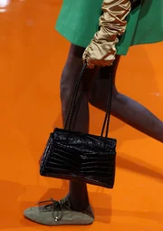 A grife ainda incorporou diferentes bolsas no desfile