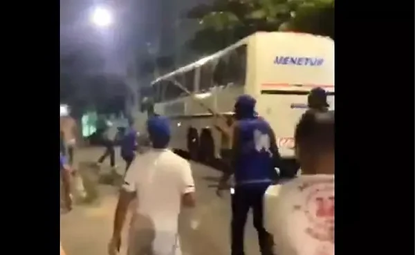 Ônibus de torcida gremista é atacado por torcedores do Cruzeiro. Vídeo