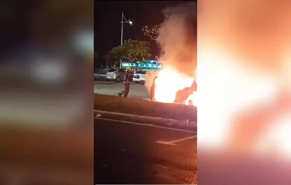 Vídeo: carro pega fogo na Beira-Mar de Florianópolis