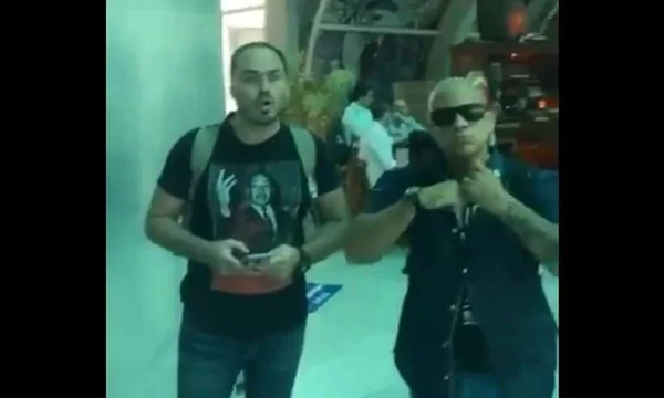 Carlos Bolsonaro é perguntado sobre Queiroz e responde: “Teu c*”
