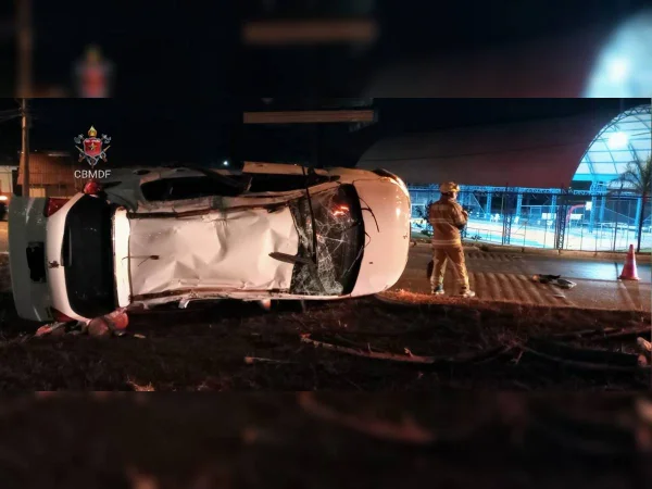 Carro capotado em rua de Brasília - Metrópoles