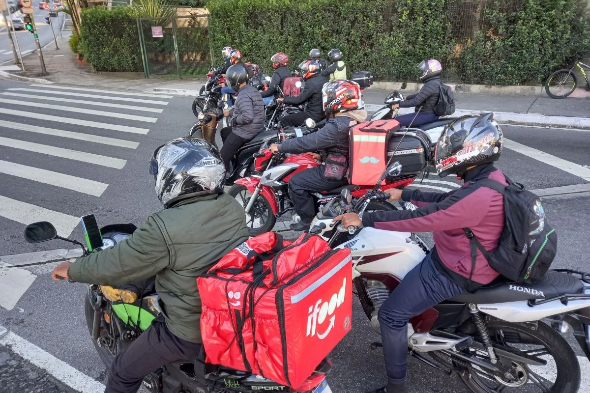 Motoboys em semáforo no Campo Limpo, na zona sul de SP Motoboys em semáforo no Campo Limpo, na zona sul de SP