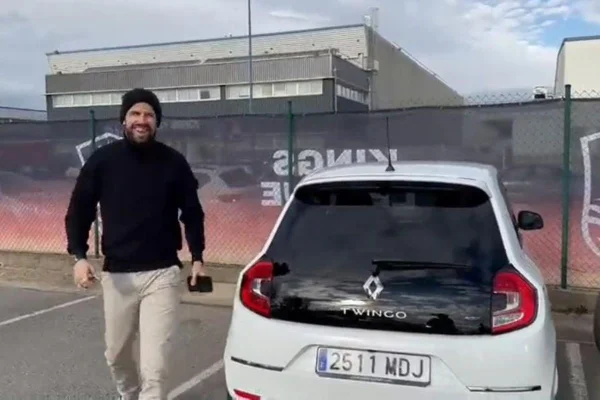 Piqué provoca Shakira mais uma vez e dirige um Twingo em evento