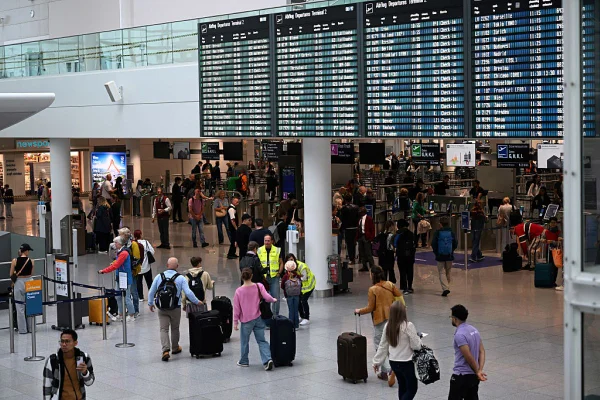 Imagem colorida de salão de embarque do aeroporto de Munique - Metrópoles