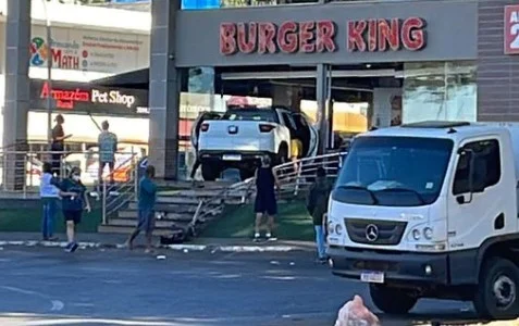 Motorista invade Burger King na 408 Sul. Acidente não deixou feridos