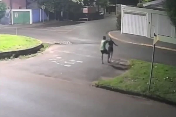Foto colorida de reprodução de câmera de segurança, que flagrou mulher sendo agarrada pelos cabelos e morta a facadas em Aguai, interior de São Paulo.