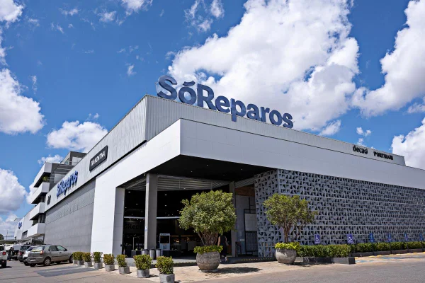 Loja da Só Reparos com plantas na entrada e placa chamativa