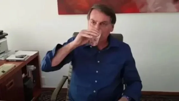 Bolsonaro levava malas com garrafas de água para o exterior
