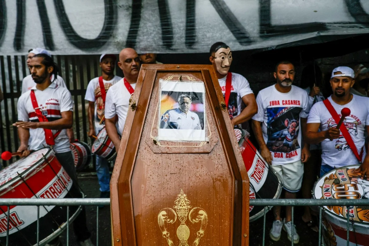Protesto de torcedores do São Paulo em frente ao Morumbis contra Julio Casares Protesto de torcedores do São Paulo em frente ao Morumbis contra Julio Casares