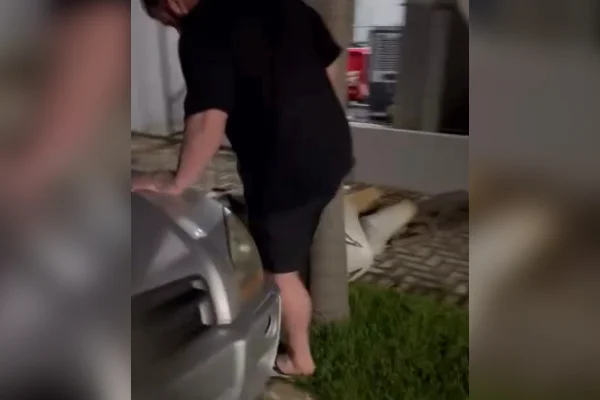 Após discussão, personal destrói moto da namorada e a ameaça de morte