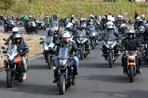 Bolsonaro responde Omar Aziz: “Serei, com muito orgulho, motociclista”