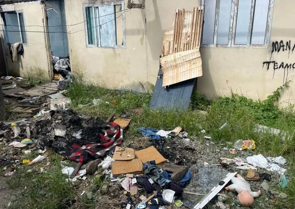 Mãe é presa após deixar filhos sem comida, sozinhos e dormindo no lixo