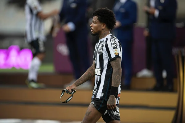 Apagado, Marinho é eleito melhor da Libertadores, chora e pede desculpas
