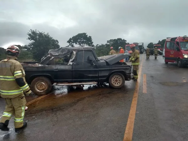 Duas crianças são lançadas para fora do carro em acidente no DF