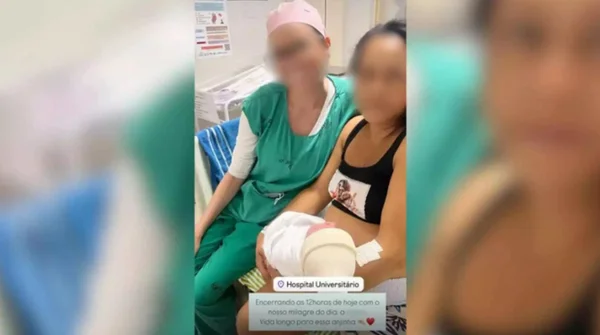 Falsa médica ao lado de paciente