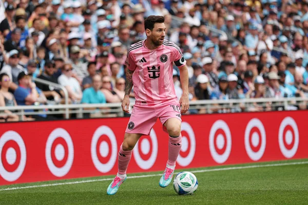 Imagem colorida de Lionel Messi - Metrópoles