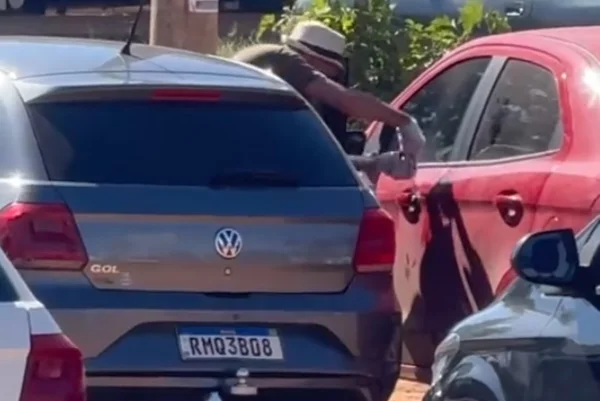 Vídeo: dupla arromba carros em estacionamento perto de shopping no DF